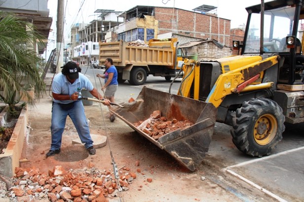 Desalojo de escombros de la Calle 8 de Manta. Manabí, Ecuador.