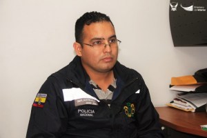 Cabo de Policía Jhonny Alcívar, agente de la DINAPEN. Manta, Ecuador.