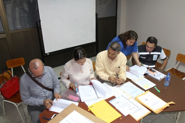 Comisionados municipales conocen propuestas privadas para gestionar el tránsito de Manta mediante dispositivos electrónicos. Manabí, Ecuador.