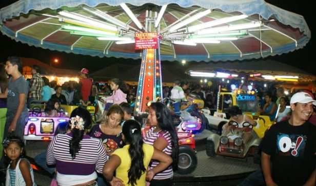 Tiovivo funcionando en la ciudad de Portoviejo. Manabí, Ecuador.