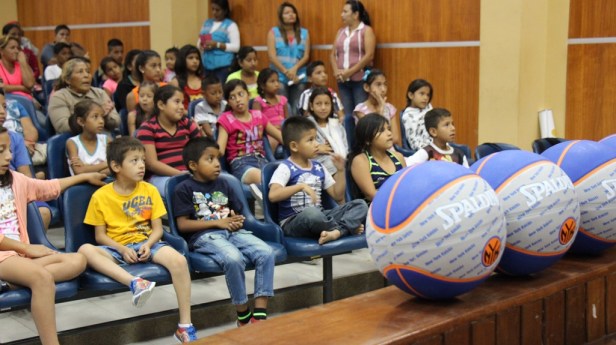 Niños en el Patronato municipal de Manta esperando un balón de regalo. Manabí, Ecuador.