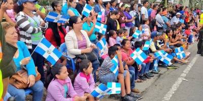 Ciudadanos de Manta observan el paso de un desfile cívico el 4 de noviembre, día de su cantón. Manabí, Ecuador.