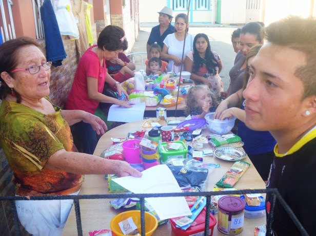 Juego de tómbola en la Ciudadela El Pacífico de Manta. Manabí, Ecuador.