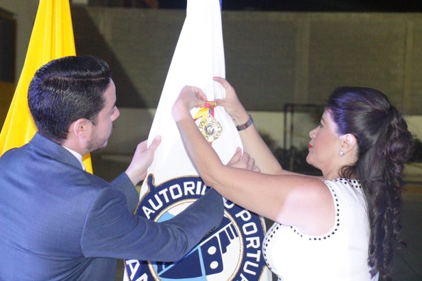 Imponen medalla de la Asamblea de la República del Ecuador al pabellón de Autoridad Portuaria de Manta. Manabí, Ecuador.