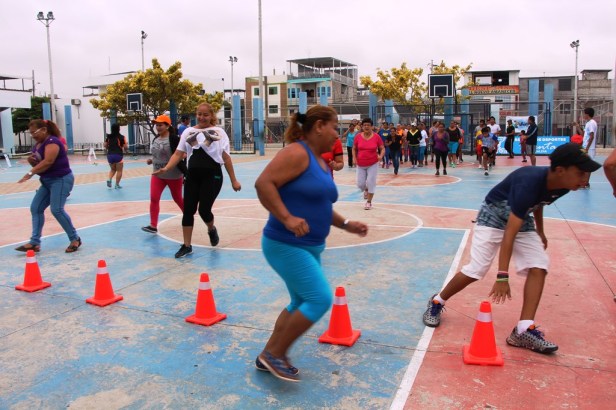 Damas con sobrepeso se ejercitan para reducirlo, en Manta. Manabí, Ecuador.