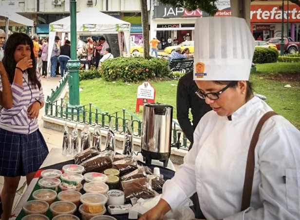 Emprendedora artesanal manabita expone en feria de Machala. El Oro, Ecuador.