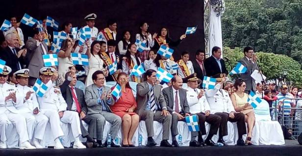 Autoridades públicas de Manabí presencian un desfile cívico por el aniversario cantonal de Manta. Manabí, Ecuador.