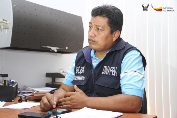 Luis Calapaqui, sargento policial y agente de la DINAPEN en Manta. Manabí, Ecuador.