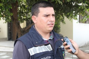 El jefe de la DINAPEN en Manabí, capitán de policía Cristian Flores. Ecuador.