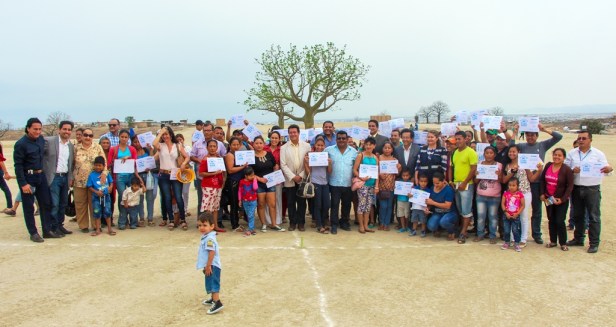 Gestores y beneficiarios en la entrega de primeros lotes de la Lotización Municipal Ceibo Renacer de Manta. Manabí, Ecuador.