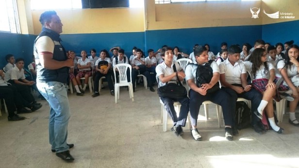 La DINAPEN instruye a estudiantes para que sean cautelosos y eviten ser víctimas de delitos o provocadores de ellos. Manabí, Ecuador.