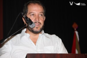 Danilo Durán, delegado del Ministro del Interior a un relevo de mando policial en Ciudad Alfaro de Montecristi. Manabí, Ecuador.