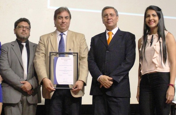 Ejecutivos de INEN y de ANDEC, en la entrega del certificado de calidad de las barras de acero ANDEC. Guayaquil, Ecuador.