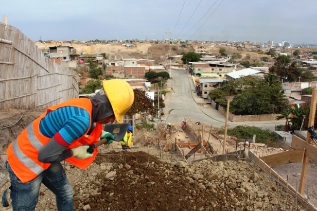 El GAD de Manta construye escalinatas barriales. Manabí, Ecuador.