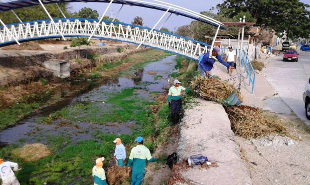 Labor de mantenimiento en el cauce de uno de los ríos que atraviesan la ciudad de Manta. Manabí, Ecuador.