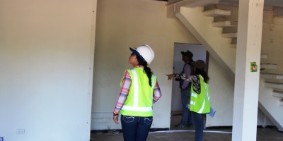 Inspectoras del MIDUVI evalúan los daños de una vivienda averiada por el terremoto en Manta. Manabí, Ecuador.