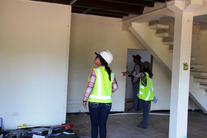 Inspectoras del MIDUVI evalúan los daños de una vivienda averiada por el terremoto en Manta. Manabí, Ecuador.