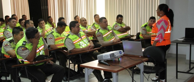 Curso de alerta temprana de tsunami en el distrito policial de Manta. Manabí, Ecuador.