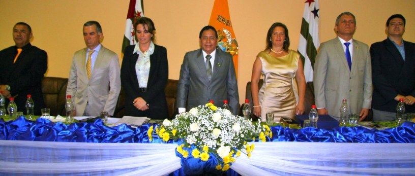 Mesa directiva de la sesión solemne del Concejo municipal de Tosagua por el aniversario 33 de este cantón. Manabí, Ecuador.