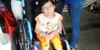 Una persona de Montecristi, lisiada, recibiendo ayuda técnica para poder desplazarse. Manabí, Ecuador.