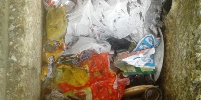 Pozo de revisión del alcantarillado sanitario de Montecristi, repleto de basura. Manabí, Ecuador.