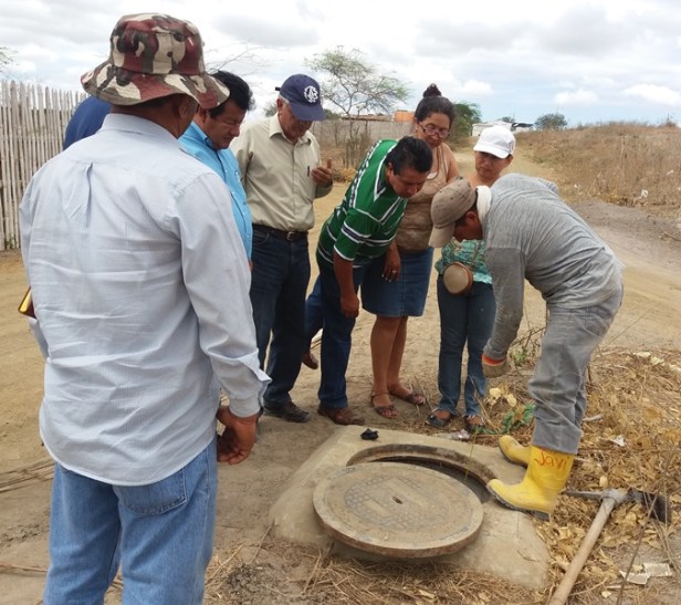 Prueba de una caja de revisión del sistema de alcantarillado de Colorado, Montecristi. Manabí, Ecuador.