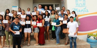 Cursillistas del Barrio 20 de Mayo de Manta muestran el certificado de haber culminado a satisfacción su aprendizaje de primeros auxilios médicos. Manabí, Ecuador.