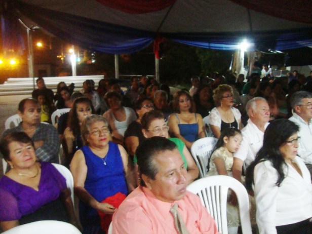 Público presente en la ceremonia de transmisión de mando de la Junta Cívica de Colorado, Montecristi. Manabí, Ecuador.