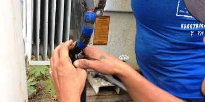 Mantenimiento eléctrico eun una instalación que sirve a la EPAM. Manabí, Ecuador.