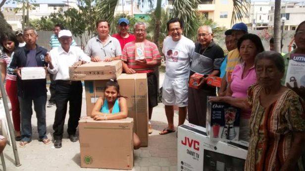 Alcalde de Manta entrega regalos navideños a varios moradores de la Parroquia Urbana Tarqui. Mannabí, Ecuador.