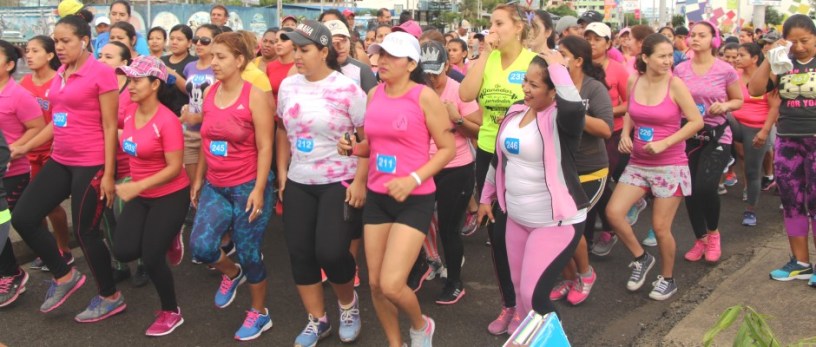 Carrera de mujeres en la Avenida Puerto - Aeropuerto de Manta. Manabí, Ecuador.