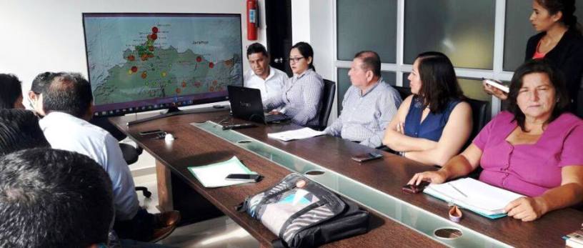 Funcionarios municipales de Montecristi examinan el sistema de planificación interna. Manabí, Ecuador.