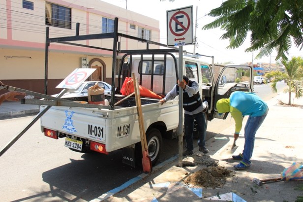 Instalan señales verticales de tránsito en la Calle 4 de Manta, a un lado del Nuevo Tarqui.