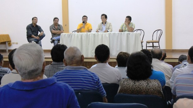 El alcalde de Manta responde inquietudes de habitantes de Tarqui. Manabí, Ecuador.