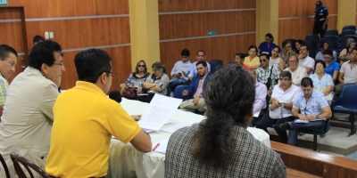 Autoridades del GAD de Manta escuchan reclamos de habitantes de Tarqui, que reclaman celeridad en la reconstrucción tras el terremoto. Manabí, Ecuador.