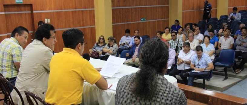 Autoridades del GAD de Manta escuchan reclamos de habitantes de Tarqui, que reclaman celeridad en la reconstrucción tras el terremoto. Manabí, Ecuador.