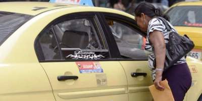 Una mujer aborda un taxi en la ciudad de Montecristi. Manabí, Ecuador.