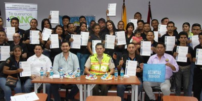 Vendedores Autónomos muestran el certificado de haber sido capacitados profesionalmente. Manabí, Ecuador.