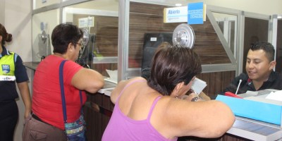 Contribuyentes municipales de Manta pagan impuestos en las ventanillas de recaudación. Manabí, Ecuador.