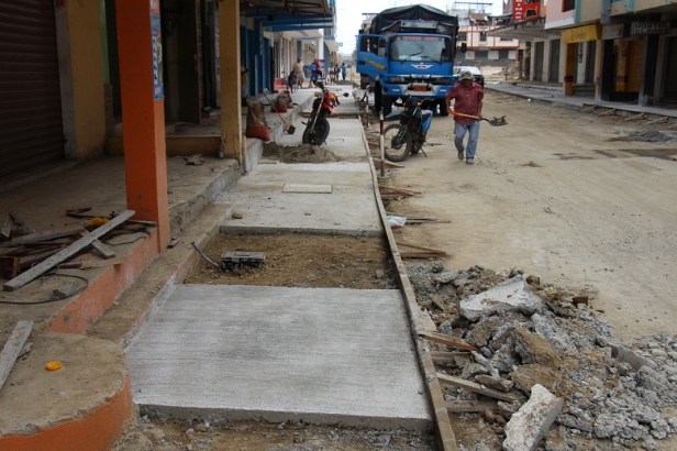 Acera con losa en reparación, en Tarqui, Manta. Manabí, Ecuador.
