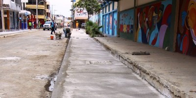 Las nuevas aceras y bordillos en la Avenida 108 de Tarqui, Manta. Manabí, Ecuador.