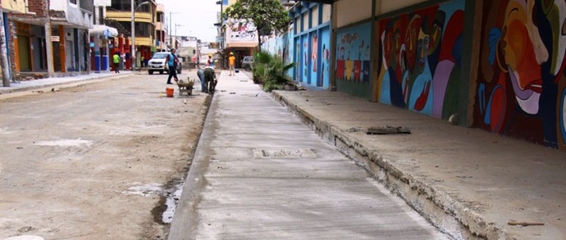 Las nuevas aceras y bordillos en la Avenida 108 de Tarqui, Manta. Manabí, Ecuador.