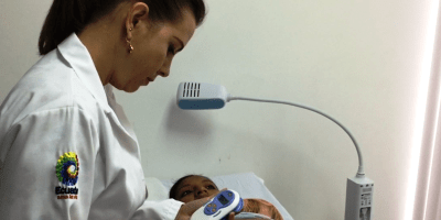 Una médico del Distrito de Salud 13D02 ausculta a una paciente. Manabí, Ecuador.