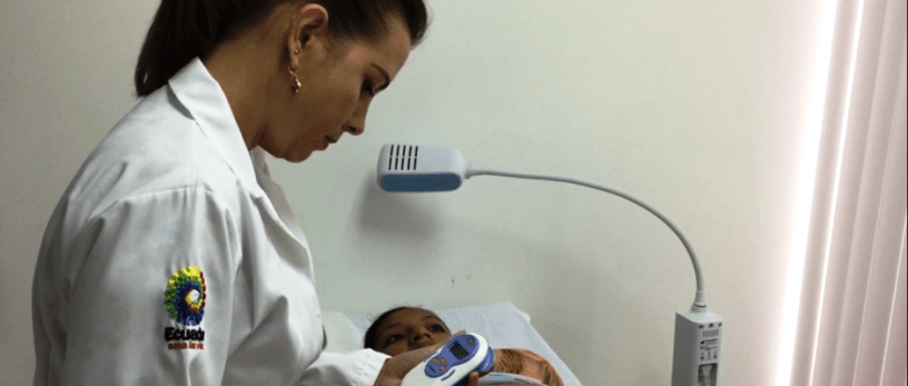 Una médico del Distrito de Salud 13D02 ausculta a una paciente. Manabí, Ecuador.