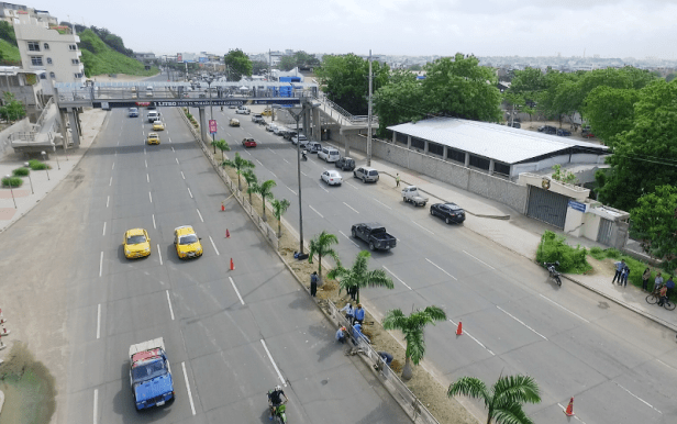 Avenida de la Cultura de Manta, junto a la Unidad Educativa 5 de Junio y al Patronato municipal. Manabí, Ecuador.