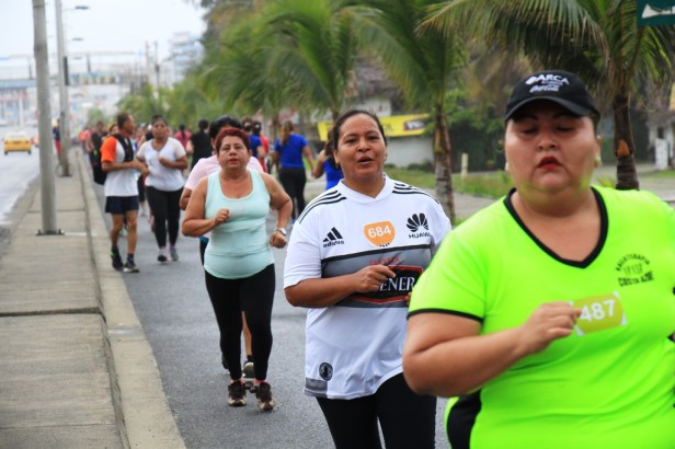 Mujeres de Manta preparándose para competir en la carrera atlética Diosa Umiña 5K, el próximo 12 de marzo, Día Internacional de la Mujer. Manabí, Ecuador.