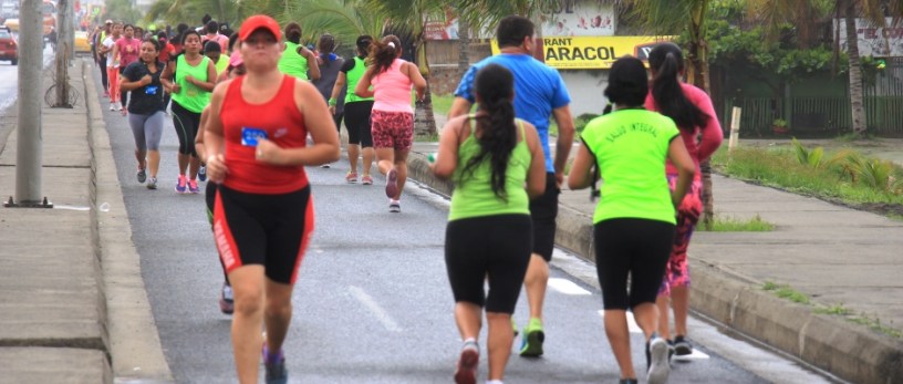 Mujeres ejercitándose para participar en la competencia atlética Diosa Umiña 5K de Manta. Manabí, Ecuador.