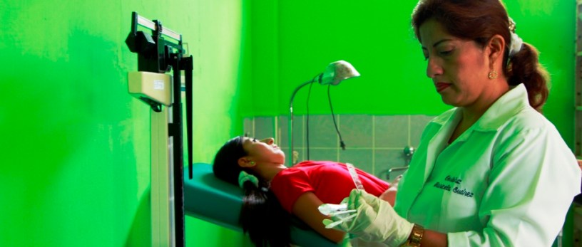 Atención médica en el Centro de Salud de Manantiales, Montecristi. Manabí, Ecuador.