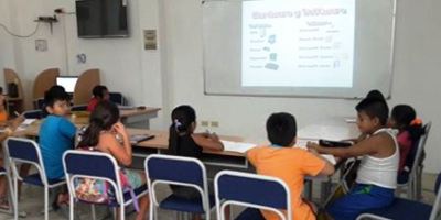 Niños aprendiendo computación en infocentro de Montecristi. Manabí, Ecuador.