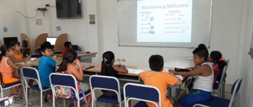 Niños aprendiendo computación en infocentro de Montecristi. Manabí, Ecuador.